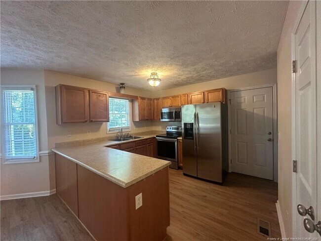 Building Photo - 2401 Larwood Dr