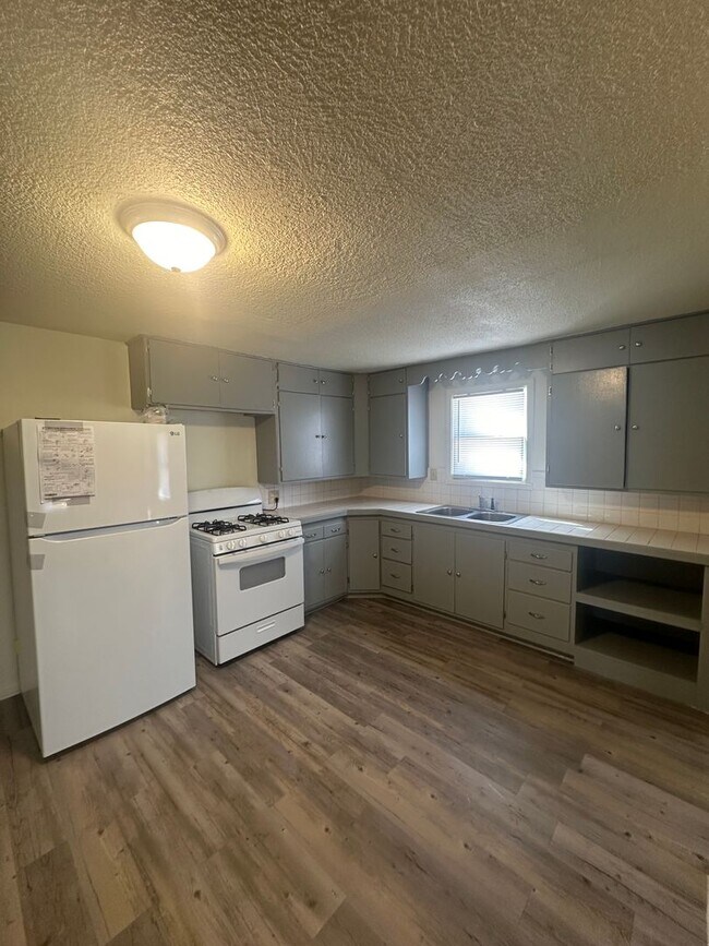 Building Photo - Spacious 4 Bedroom!