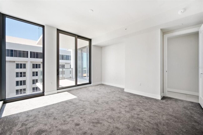 Building Photo - 301 1st St S