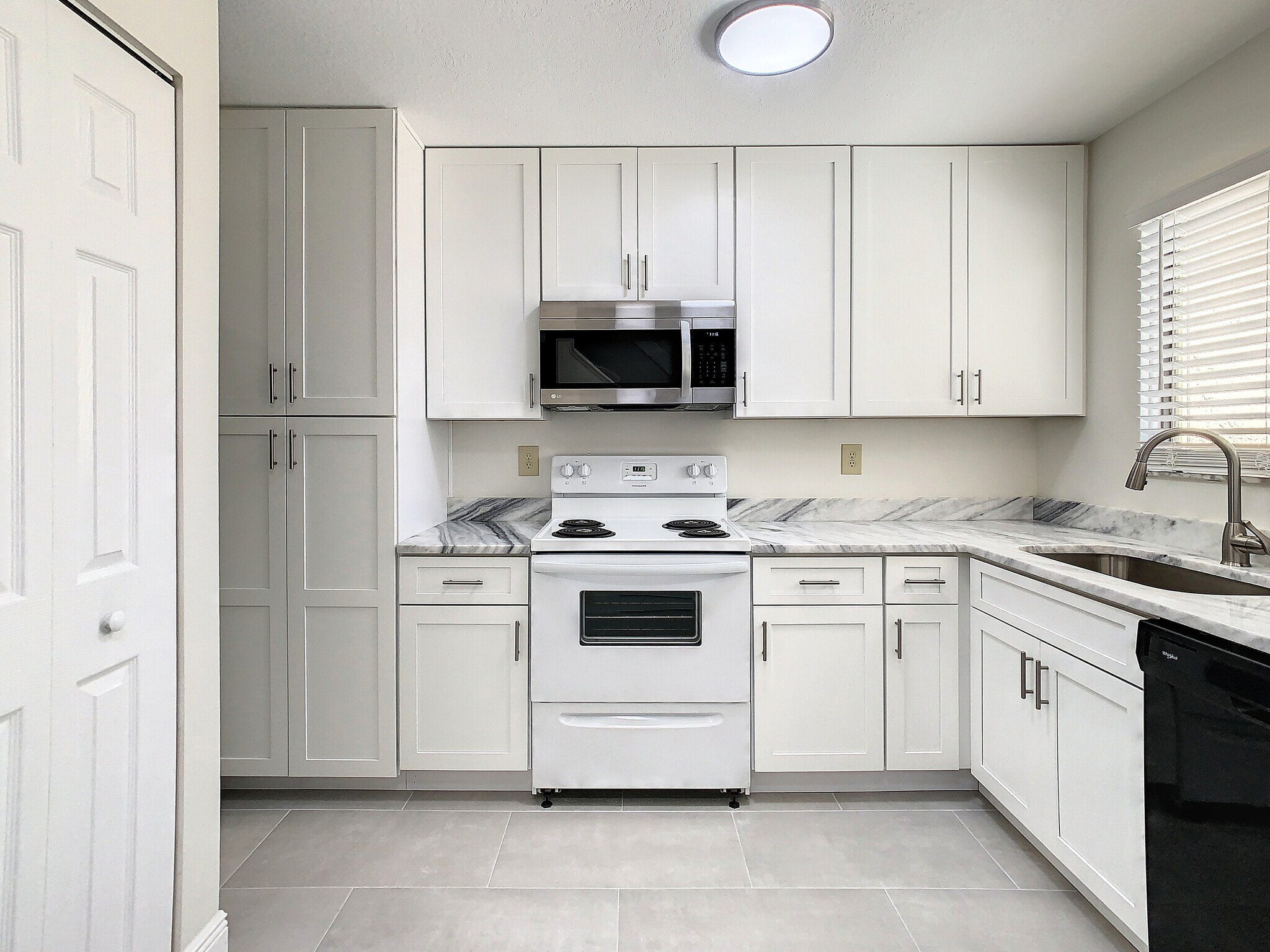Building Photo - 9027 Pebble Creek Dr