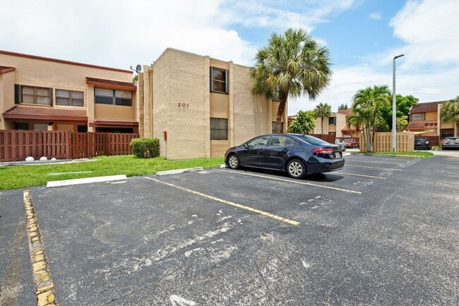Building Photo - 2 Bed / 2 Bath Condo for Rent – Prime Miami Location