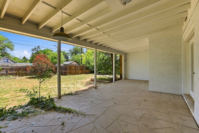 Building Photo - $2,145.95 with $600 off the first month's rent, 2 Beds - 1 Bath, Single Family Home in Denver wit...