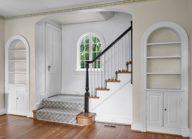 Building Photo - BEAUTIFUL COLONIAL HOME ON LIBBIE AVENUE B...