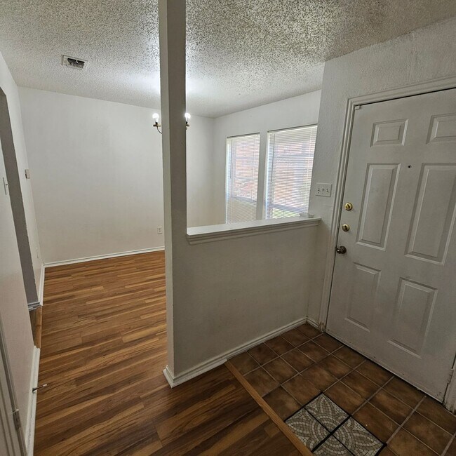 Building Photo - 1400 Darr St