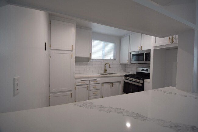 Building Photo - 5117 Laurel Canyon Blvd