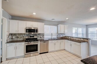 Building Photo - 9200 Warren Dr