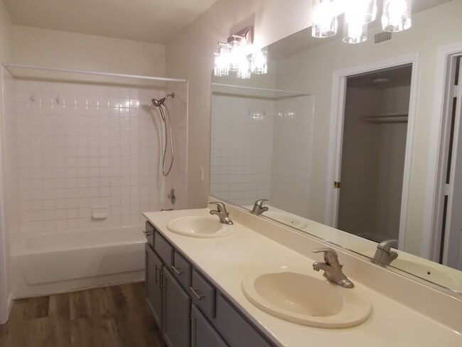 Building Photo - Charming 1 Bedroom, 1 Bath Home in a Well-Maintained HOA Community