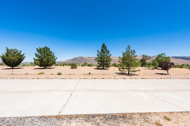 Building Photo - Cozy Upgraded Home w/ Panoramic Mountain V...