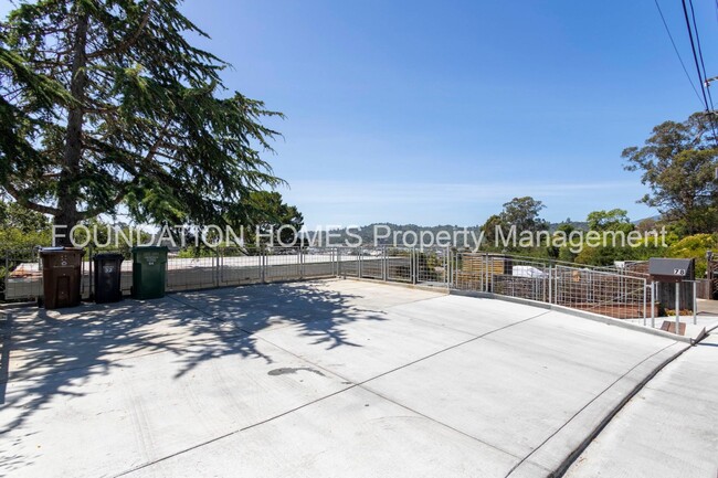 Building Photo - Designer Dominican 4BD/3BA - Mt. Tam Views...