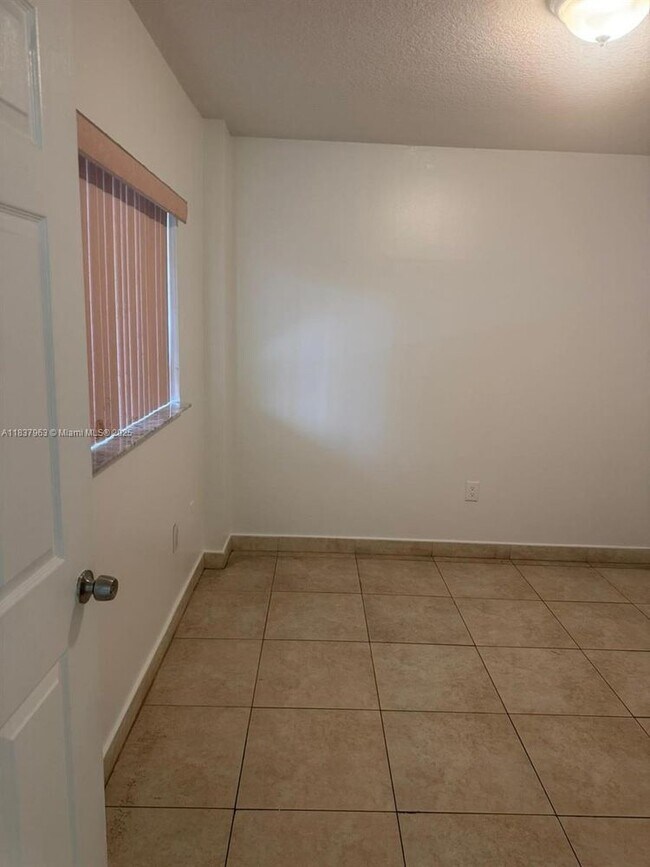 Building Photo - 2647 NW 25th Ave