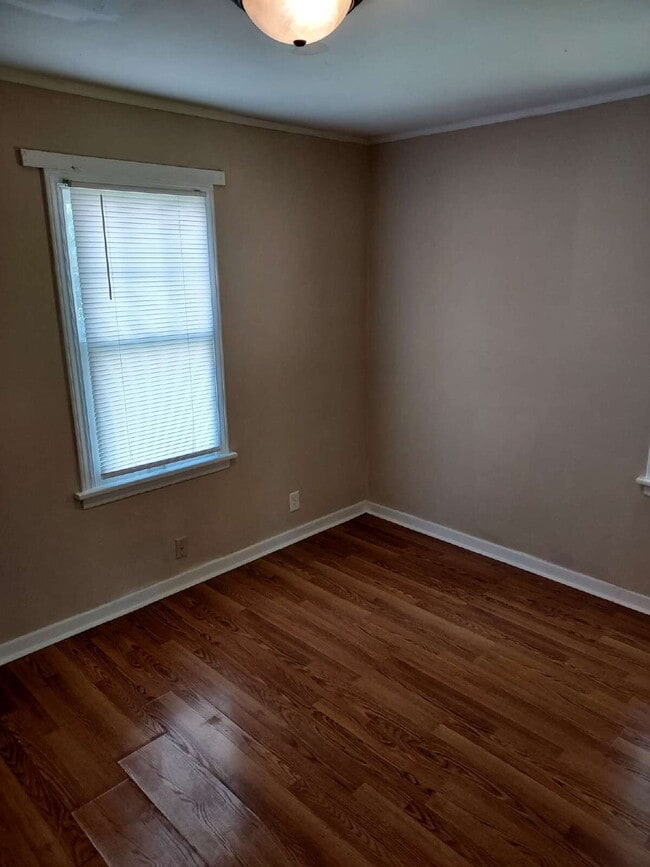 Building Photo - "Charming 2-Bedroom Gem with Cozy 744 Sq F...
