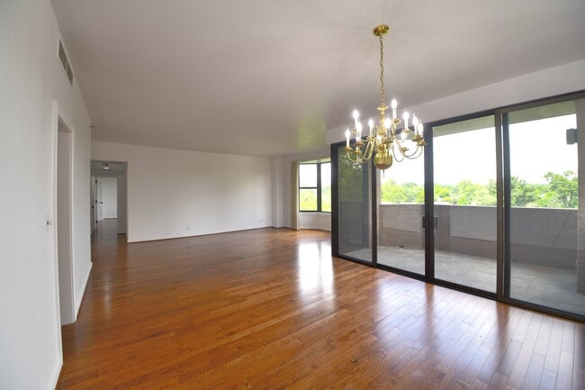 Building Photo - 2121 S Yorktown Ave