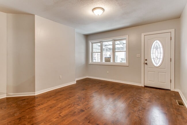 Building Photo - Beautiful Newly Renovated 3 Bedroom 2 Bath...
