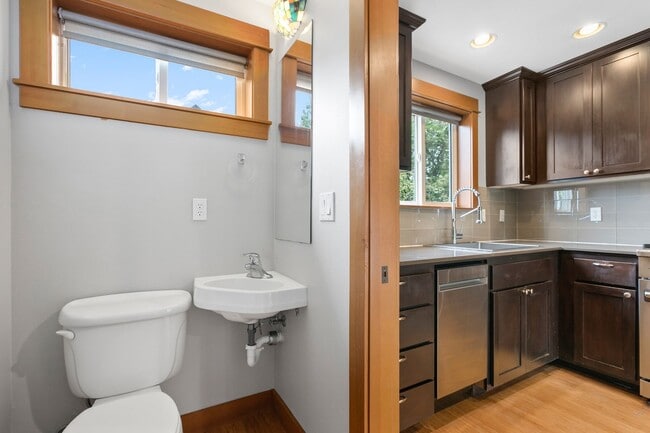 Building Photo - Immaculate West Seattle Townhome
