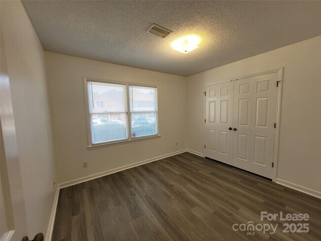 Building Photo - 102 Brandywine Dr NE