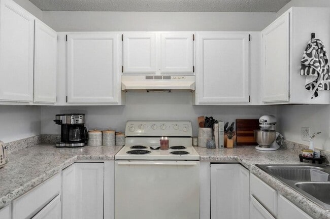 Building Photo - 621 W Edgewood St
