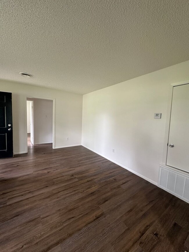 Building Photo - $1300 move-in special