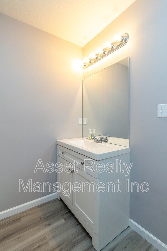 Building Photo - 524 Midlake Dr NE
