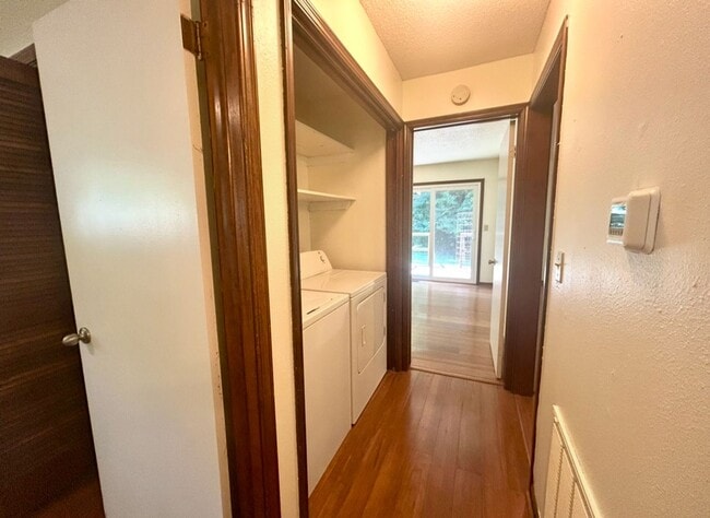 Building Photo - Two Bedroom Cottage Style Home Nestled in ...
