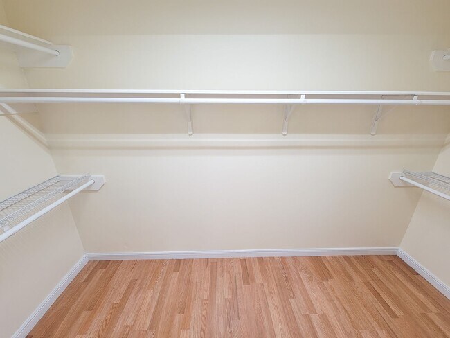 Building Photo - NICE CLEAN HOME. FORMAL LIVING DINING , DEN, BIG KITCHEN WITH BRAKFAST ROOM. TILE FLOOR IN KITCHE...