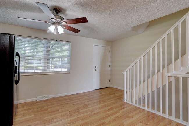 Building Photo - 2+ bedrooms 2.5 bathrooms