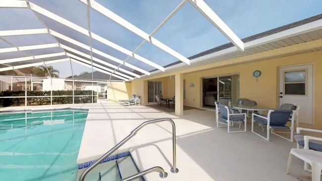 Building Photo - Vacation-Poolside Paradise