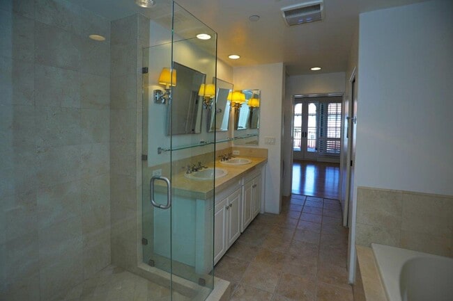 Building Photo - Downtown Luxury One Bedroom with Private Garage