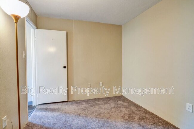 Building Photo - 3323 Forest Ln