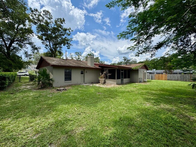 Building Photo - Fantastic 3/2 Sorrento Home with HOA!