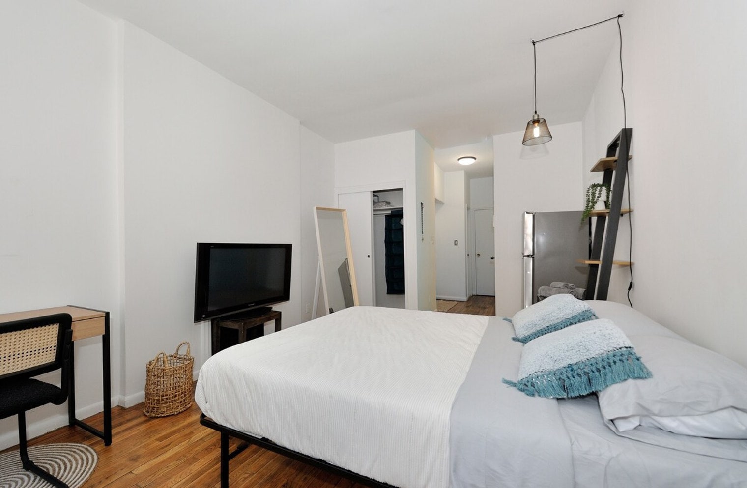 Building Photo - 374 W 35th St