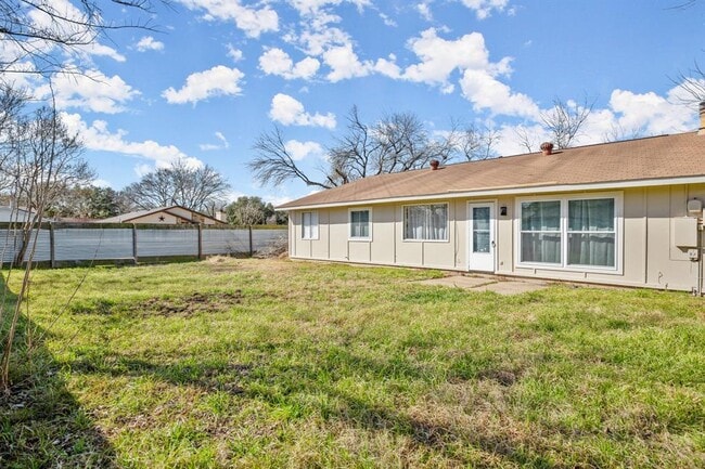 Building Photo - 1611 W Mesa Park Dr