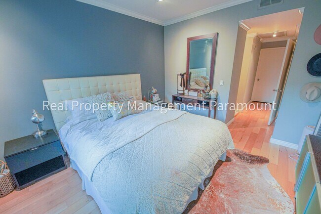 Building Photo - Don't miss out! 2 Bed 2 bath ready to go!