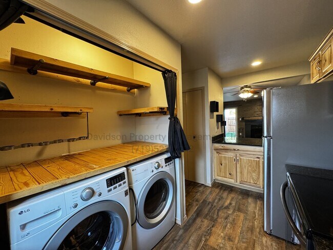 Building Photo - Cozy Updated 2 Bedroom Townhouse Near UCCS