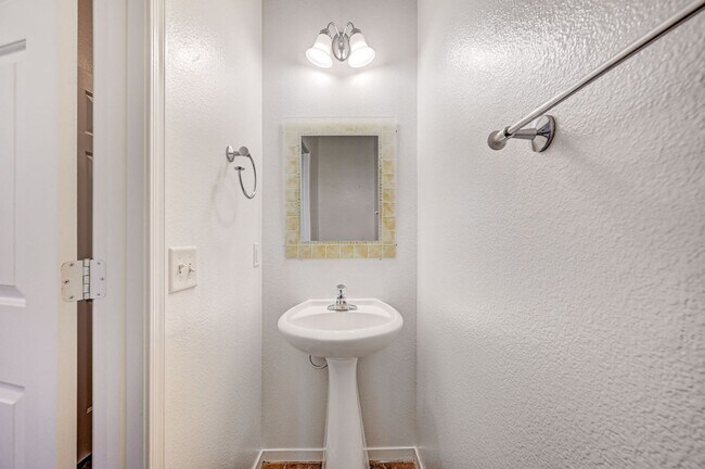 Building Photo - Stunning 4 Bed 2.5 Bath!