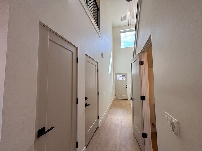 Building Photo - HURRICANE TOWNHOME FOR RENT!