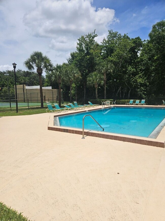 Building Photo - Southbrooke condo