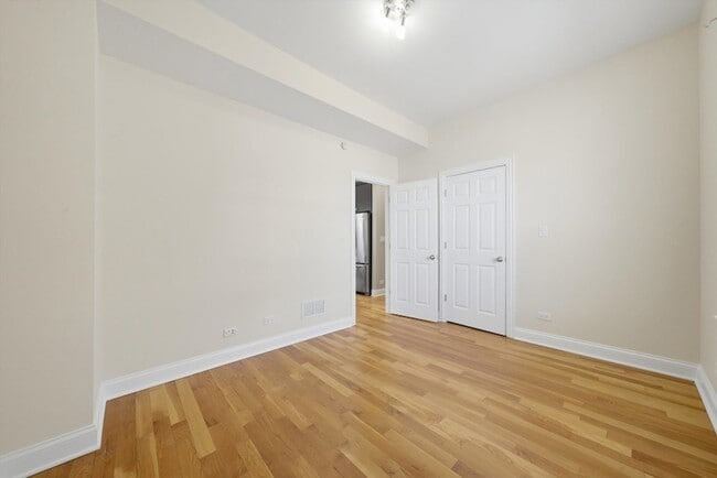 Building Photo - 4742 N Sawyer Ave