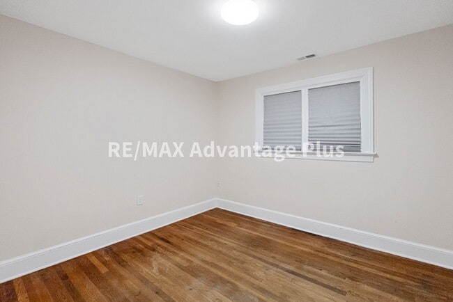 Building Photo - 1508 Noblin Dr