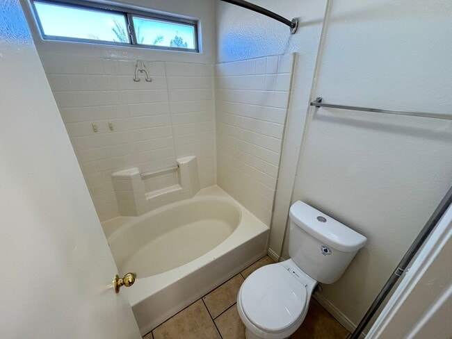 Building Photo - Beautiful 3Bed/3Bath Townhome w/ Garage lo...