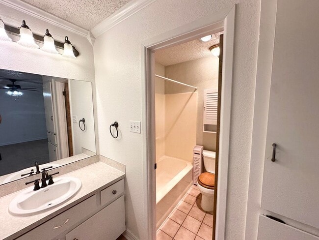 Building Photo - 5104 Belaire Dr