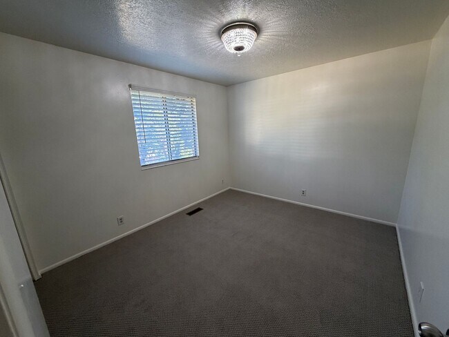 Building Photo - Spacious 4 Bed, 2 Bath Home with Fenced Yard