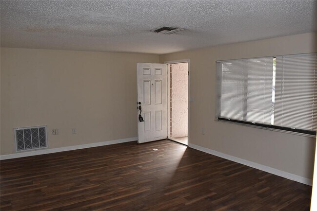 Building Photo - 7615 Karen Dr