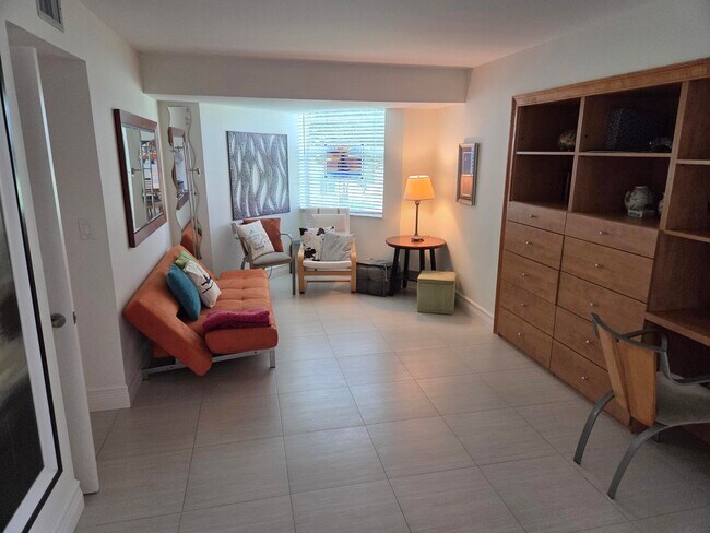 Building Photo - 1831 Sabal Palm Dr