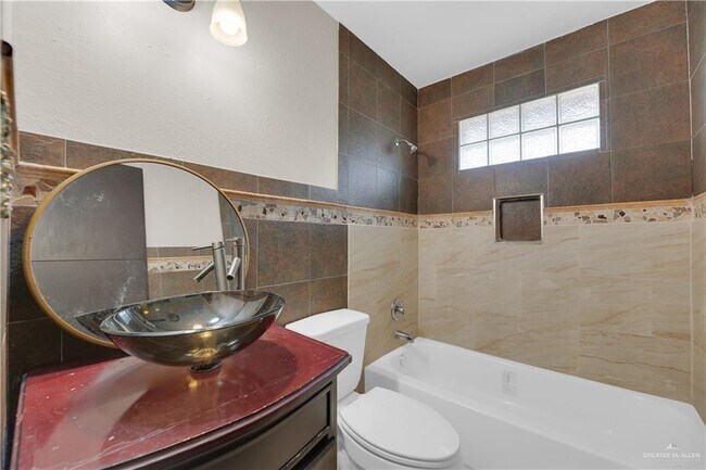 Building Photo - 19 S 41st St