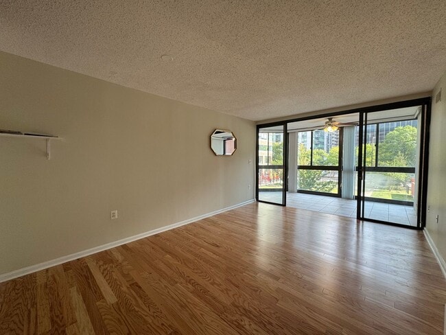 Building Photo - Sun-filled 1 Bed 1 Bath With Sunroom In Ea...