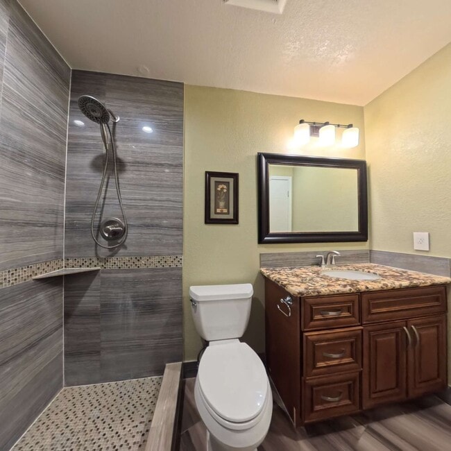 Building Photo - Highly Remodeled, 1st Floor Unit