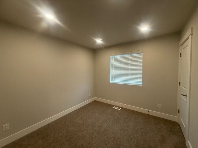 Building Photo - Beautiful 3-Bedroom + Bonus Loft Home in B...
