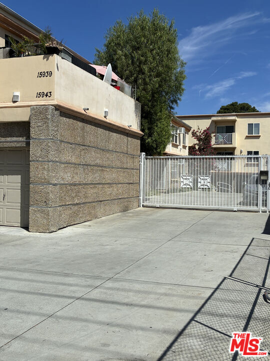 Building Photo - 15943 Victory Blvd