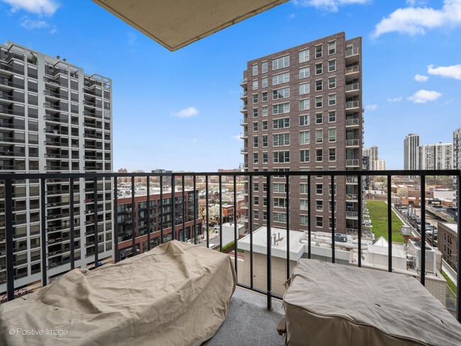 Building Photo - 1212N N La Salle Dr