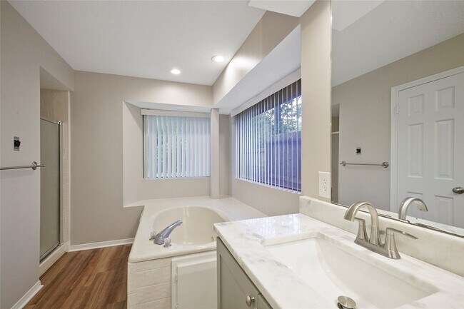 Building Photo - 2402 Brookdale Dr